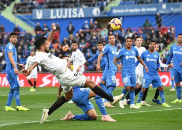El VAR auxilia al Valencia