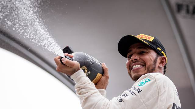Hamilton celebra su triunfo en el podio de Brasil.