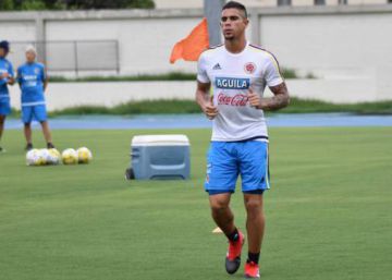 El defensa colombiano del Deportivo Cali Juan Sebastián Quintero sale ileso de un atentado