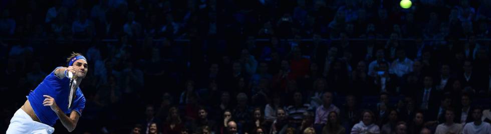 Federer sirve durante el partido contra Anderson en el O2.