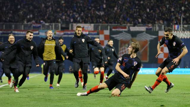 Jedvaj celebra el gol de la victoria de Croacia, este juevez en Zagreb.