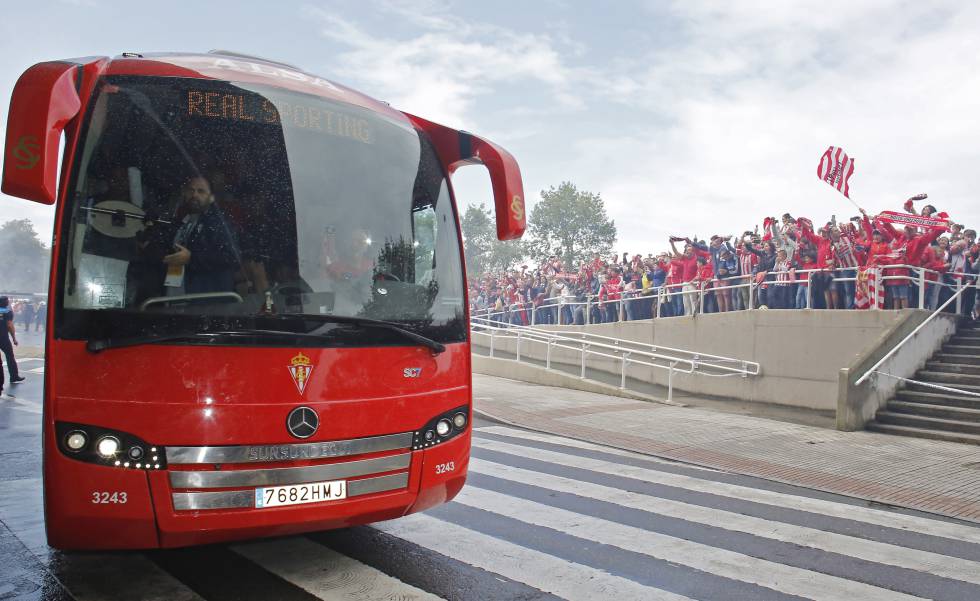 Aficionados del Sporting reciben a su equipo en el derbi de la primera vuelta de la temporada 201718.