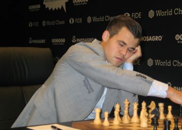 Carlsen aburre, y casi pierde