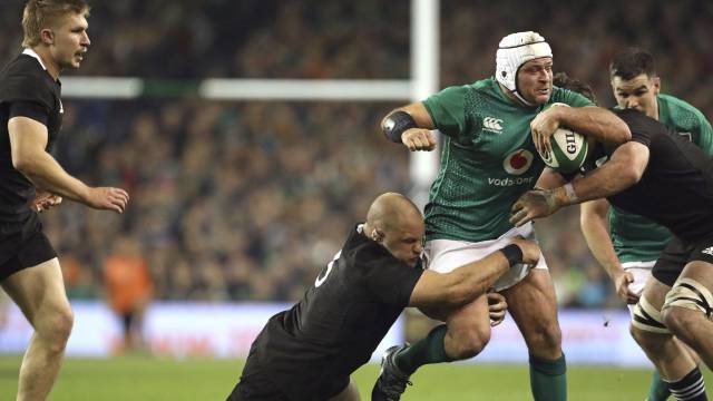 Rory Best, placado contra Nueva Zelanda.