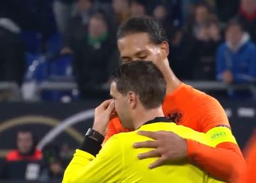 El colegiado del Alemania-Holanda se entera de la muerte de su madre en el descanso y continúa en el partido hasta el final