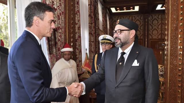 Pedro Sánchez saluda al rey de Marruecos Mohammed VI.