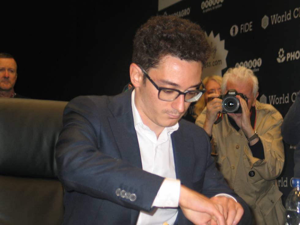 Caruana centra las piezas antes de la duodécima partida