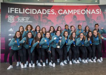 El fútbol rinde homenaje a las campeonas del mundo