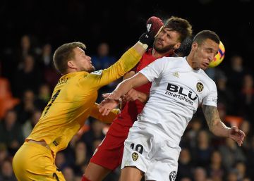 Diakhaby salva al Valencia pero no evita la bronca