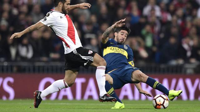 Ponzio y Pablo Pérez pugnan por el balón.