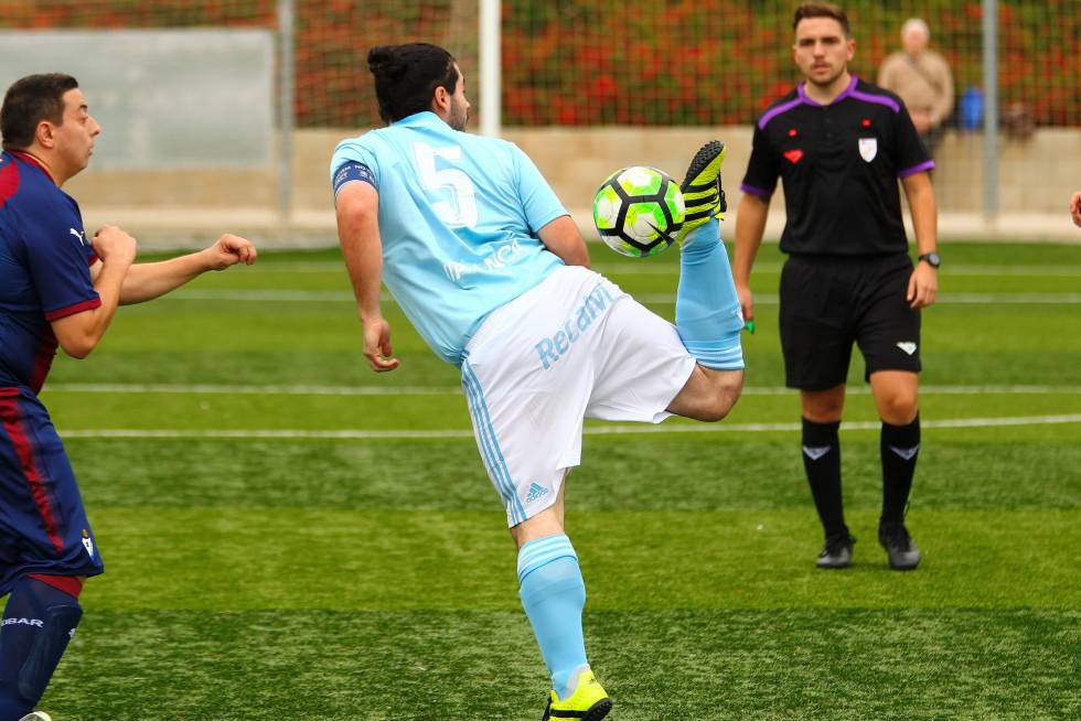 El capitán del Fundación Celta Integra se lleva de tacón un balón frente al SD Eibar.