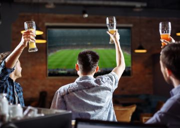 ¿Sabes si tu bar piratea el fútbol? Más de 60.000 locales lo hacen