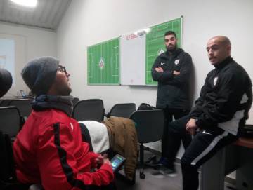 Carlos Rodrigo aprofita la visita a Matapiñonera per xerrar amb Víctor Martín Alba, entrenador del Madrid CFF.