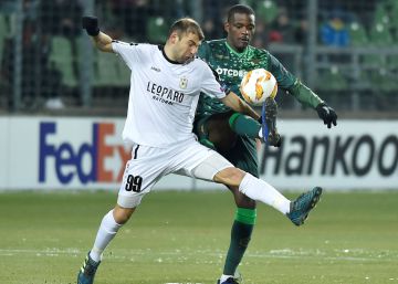 El Betis no gana, pero pasa líder