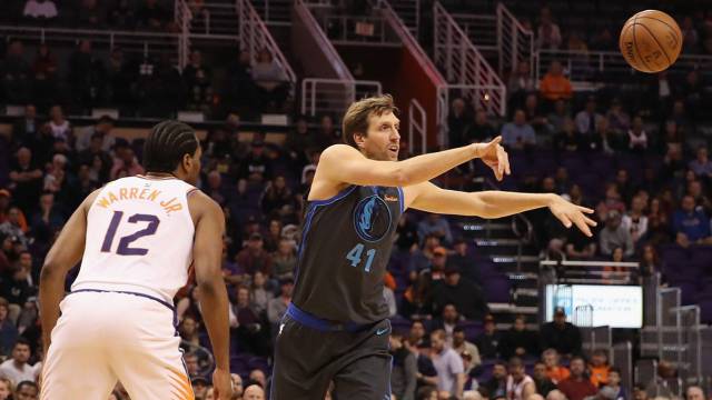 Nowitzki, ante TJ Warren en el Phoenix-Dallas.rn