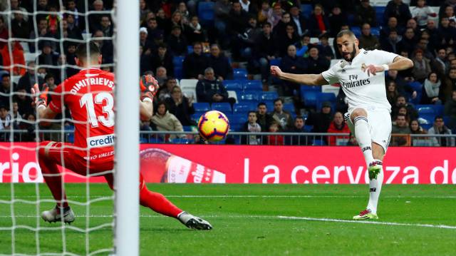 Benzema marca el gol de la victoria.