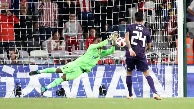 Enzo Pérez falla el penalti ante Khalid Eisa.