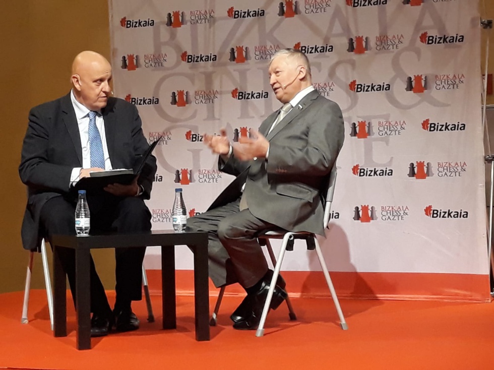 Un momento de la entrevista ante el público de Anatoli Kárpov (derecha) con Leontxo García, el pasado domingo en Bilbao.