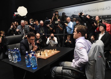 Carlsen lucha por su prestigio en el Mundial de rápidas