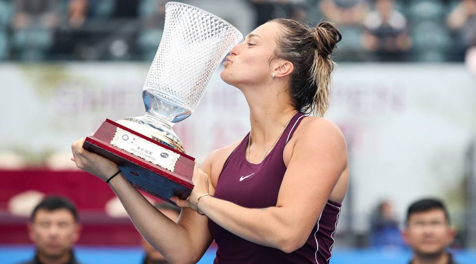 Sabalenka besa el trofeo de Shenzhen.
