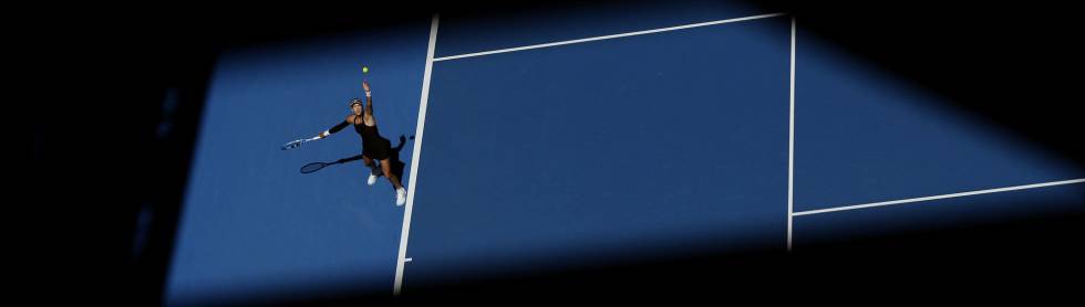 Muguruza sirve durante un partido en Perth.