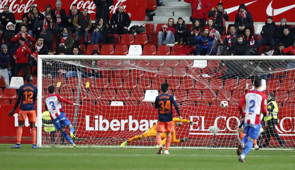 Un instante del partido de Copa entre Sporting y Valencia el pasado martes en El Molinón.