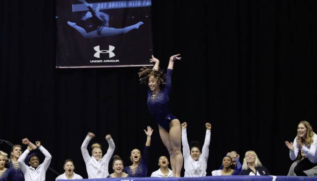 Katelyn Ohashi en su ejercicio de suelo.