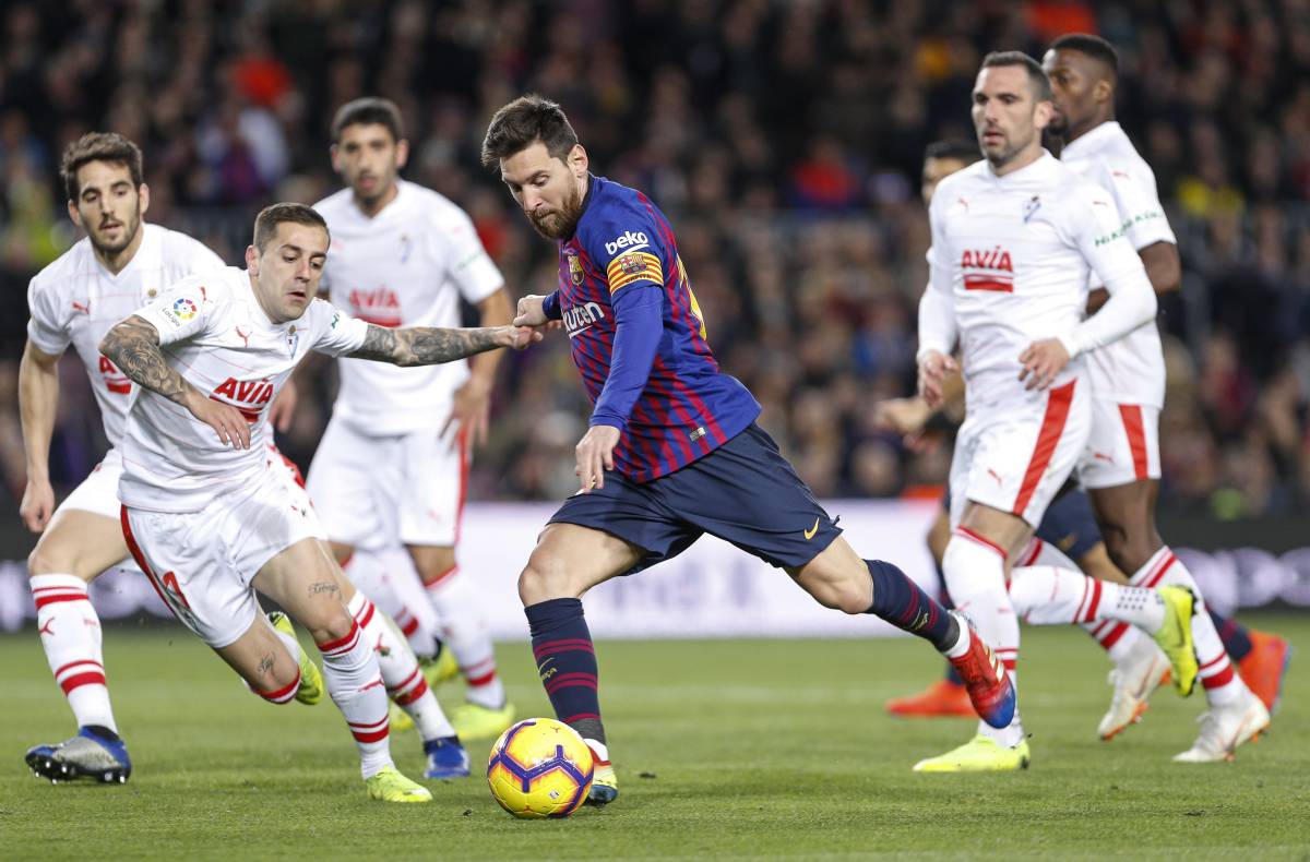 Messi rodeado por contrarios del Eibar que tratan de robarle la pelota.