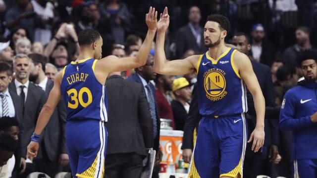 Curry y Thompson celebran una canasta.