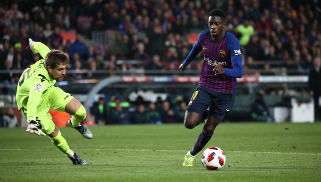 Dembélé, ante Aitor, en la jugada del segundo gol.