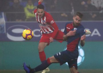 Lucas emerge entre la niebla