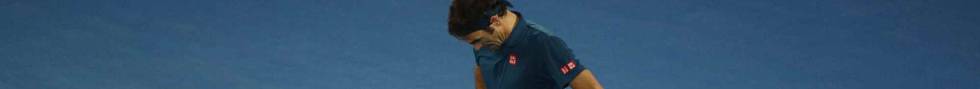 Federer se lamenta durante el partido contra Tsitsipas.