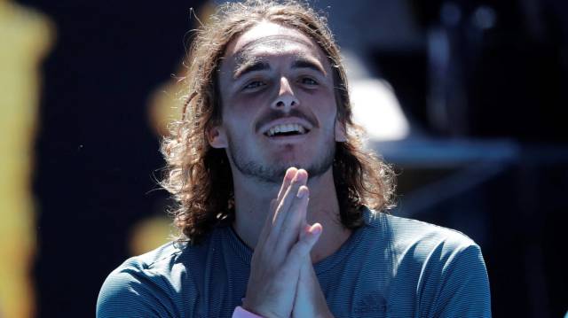 Tsitsipas celebra su victoria contra Bautista en Melbourne.
