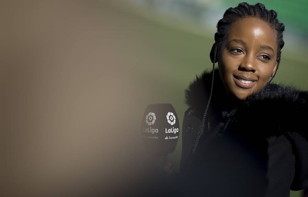 Thuso Mbedu aguarda para entrevistar a Andrés Guardado.