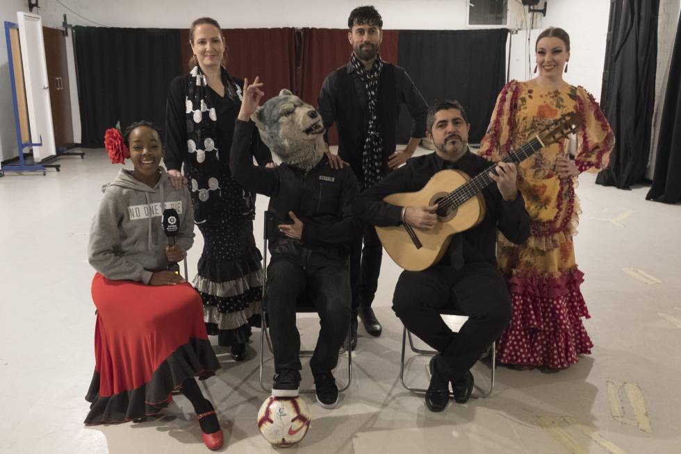 La actriz Thuso Mbedu y el líder de Man with a Mission tras el concierto flamenco.