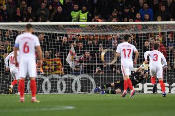 Cillessen le detiene el penalti a Banega.