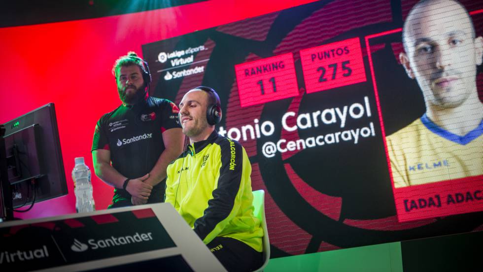 Antonio Carayol con la indumentaria de la AD Alcorcón durante un partido de la Virtual LaLiga eSports Santander.