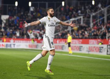 El Real Madrid golea al Alavés y sigue en racha antes de visitar al Barça