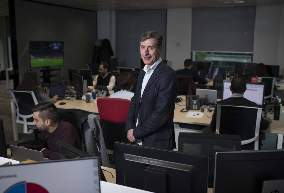 Emilio Fernández, responsable Antipiratería de LaLiga, posa junto a su equipo.