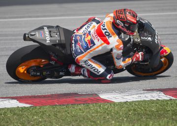 Márquez, un hombro tocado, pocas vueltas y el mejor tiempo en Sepang