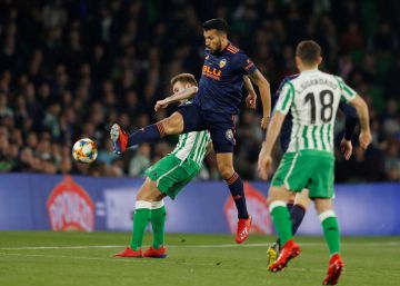 El Valencia arranca un empate ante el Betis (2-2) en un Villamarín de récord con 57.123 espectadores
