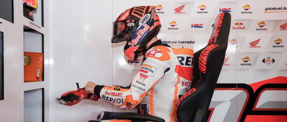 Marc Márquez, se prepara en su box.