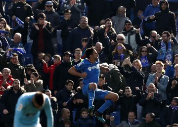 El Getafe sufre para ganar a un Celta con diez