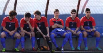 Carlos Cuesta, segundo desde la izquierda, comparte el banquillo de la sub 18 balear con Marco Asensio, el primero desde la derecha.