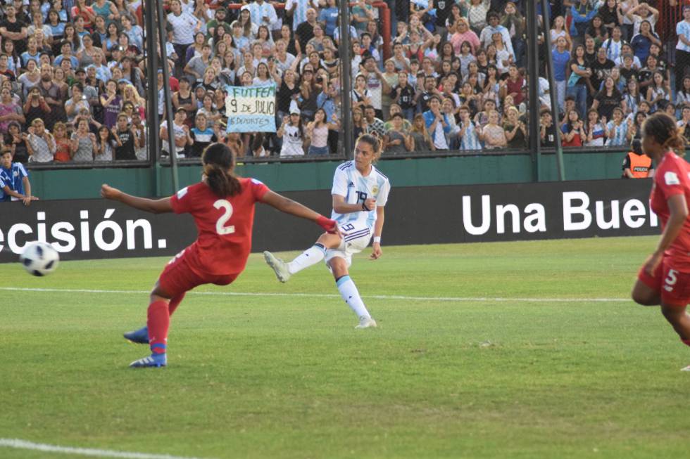 Mariana Larroquette marca el primer gol en el partido de ida contra Panamá.