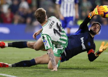 El Betis acosa pero no derriba al Alavés