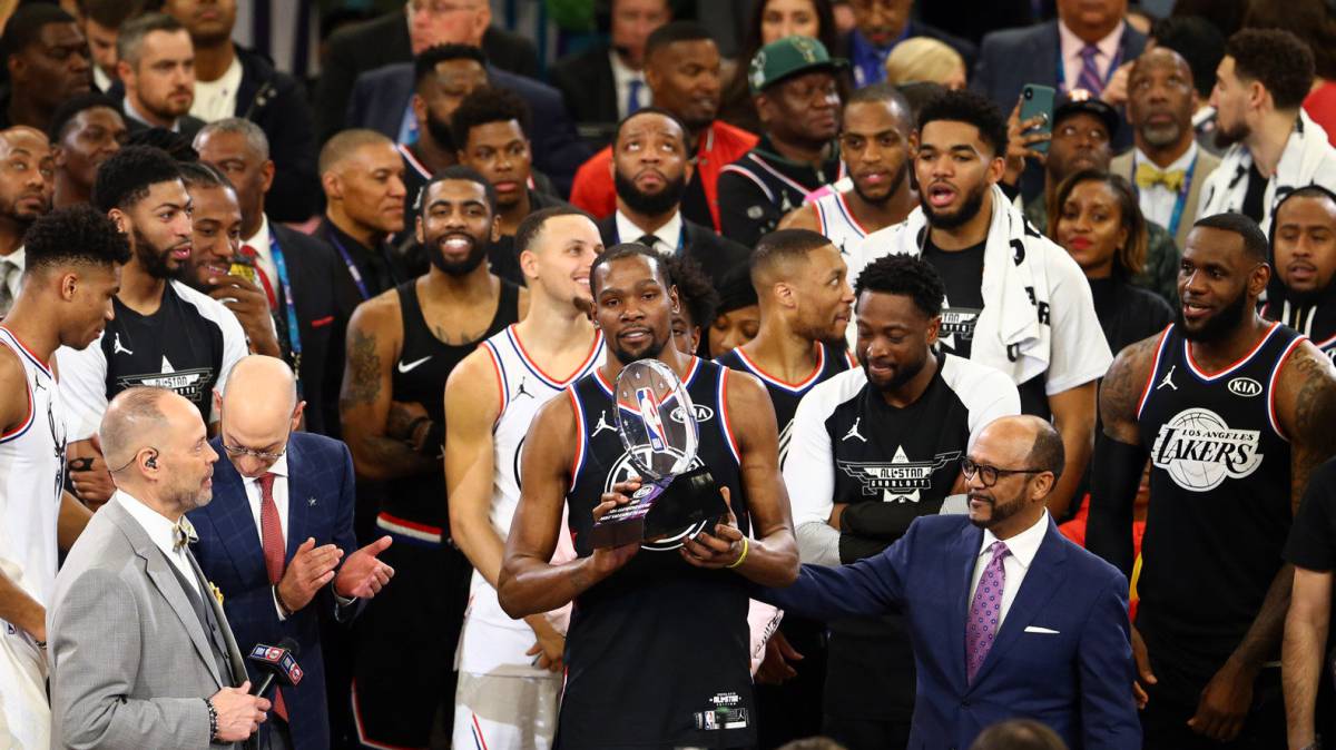 Kevin Durant, con el premio al MVP del All Star.