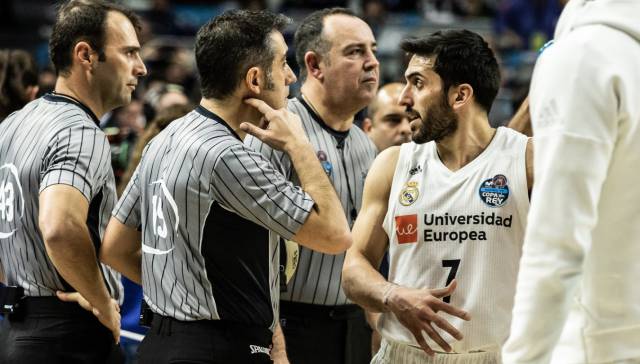 Campazzo junto a los árbitros de la final