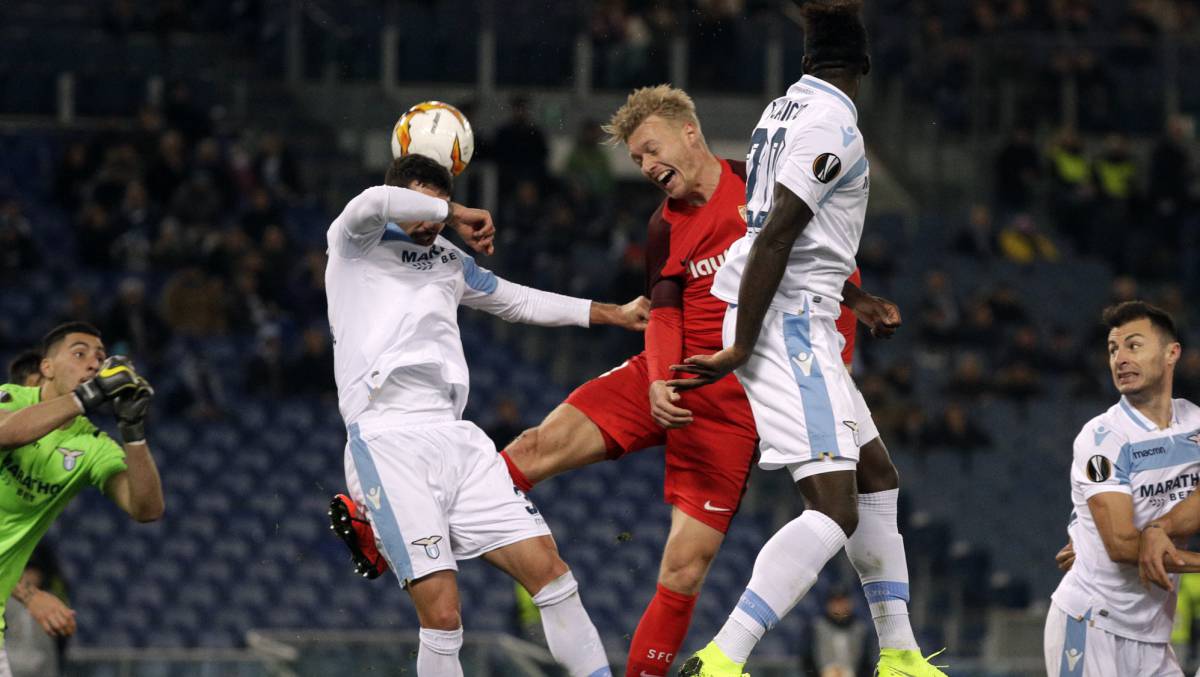 Kjaer (c) y Acerbi (i), en el partido de ida.