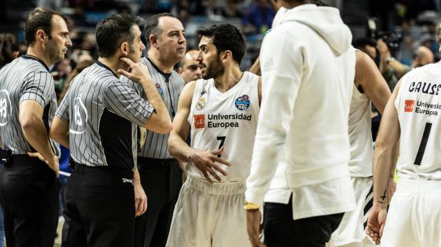 Campazzo habla con los árbitros durante la prórroga.